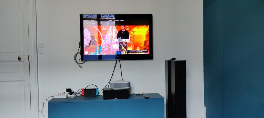 La TV allumée en plein jour, l'image délavée par la lumière de la fenêtre